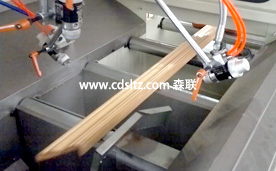 木門(mén)線條UV底漆自動(dòng)噴涂.jpg 木門(mén)線條UV底漆自動(dòng)噴涂.jpg